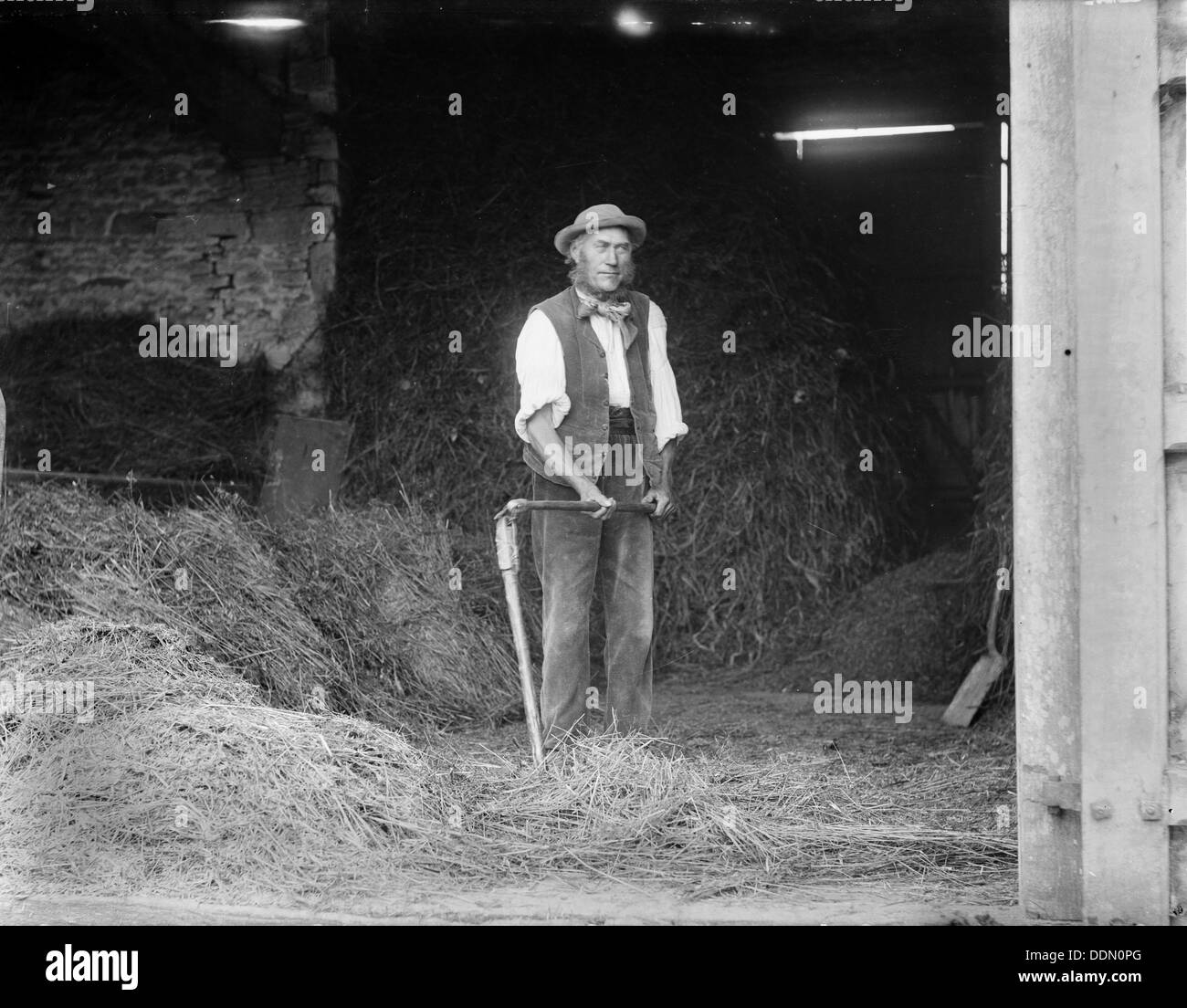 Great Barrington Scheune, Great Barrington, Gloucestershire, 1895. Künstler: Henry Verspottung Stockfoto