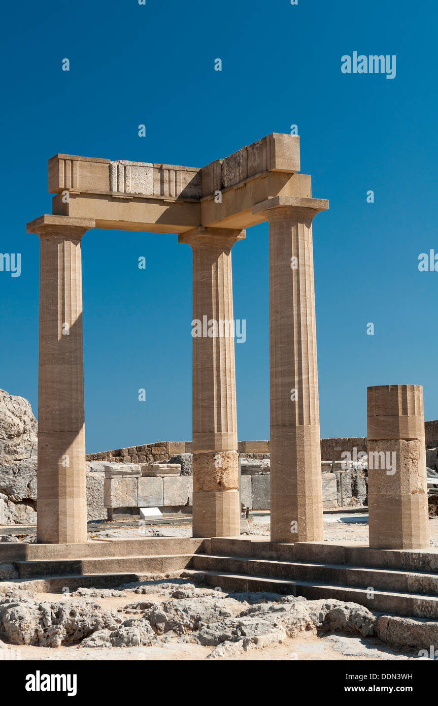 Ruinen der hellenistischen Stoa in Akropolis von Lindos Stockfoto