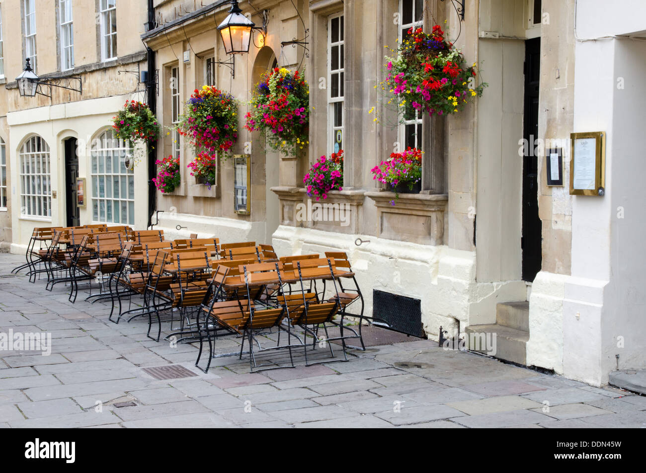 Leere Straßencafé, Bath, England Stockfoto