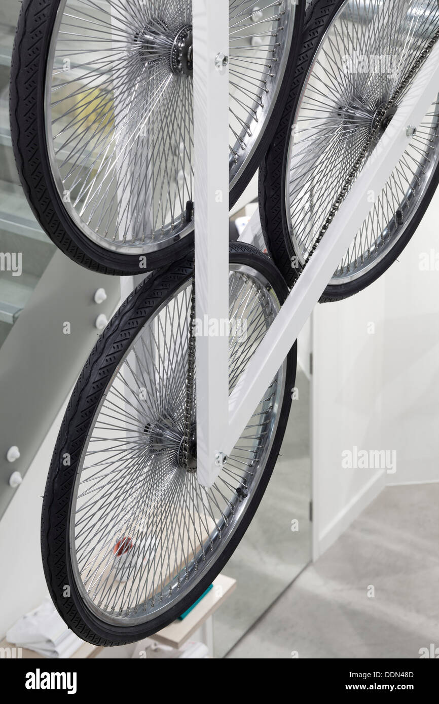 Le Coq Sportif London - Flagship-Store, London, Vereinigtes Königreich. Architekt: Studio Oscar, 2013. Abstrakten Detail der Räder o Stockfoto