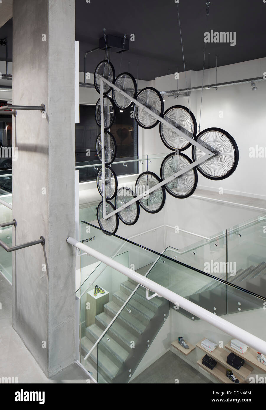 Le Coq Sportif London - Flagship-Store, London, Vereinigtes Königreich. Architekt: Studio Oscar, 2013. Innere des Ladens zeigt t Stockfoto