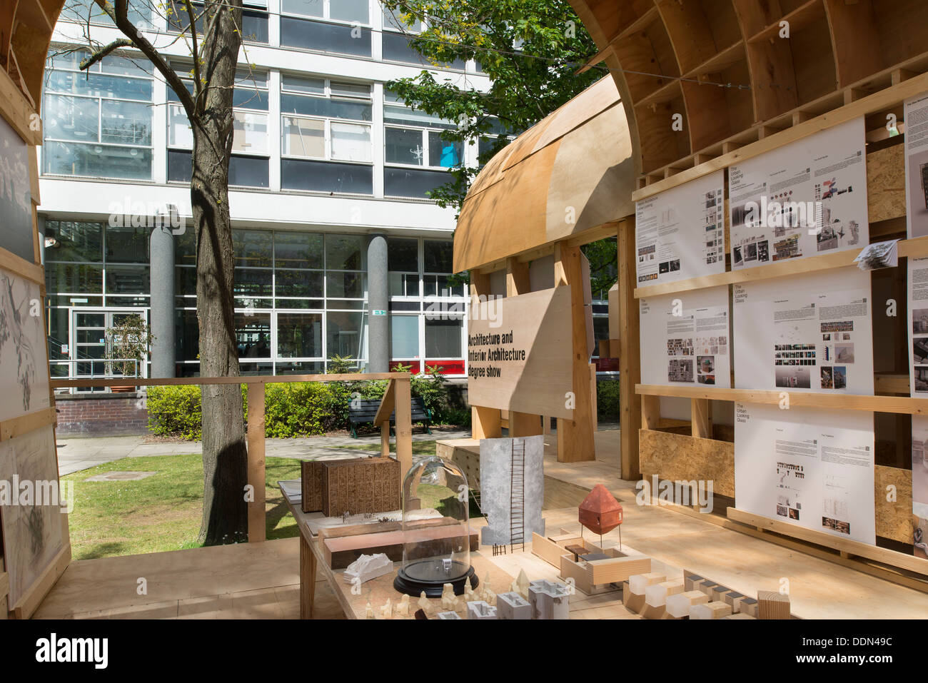 Brighton University Graduate Pavilion, Brighton, Vereinigtes Königreich. Architekt: Absolventen (verschiedene), 2013. Ansicht der Ausstellung displa Stockfoto