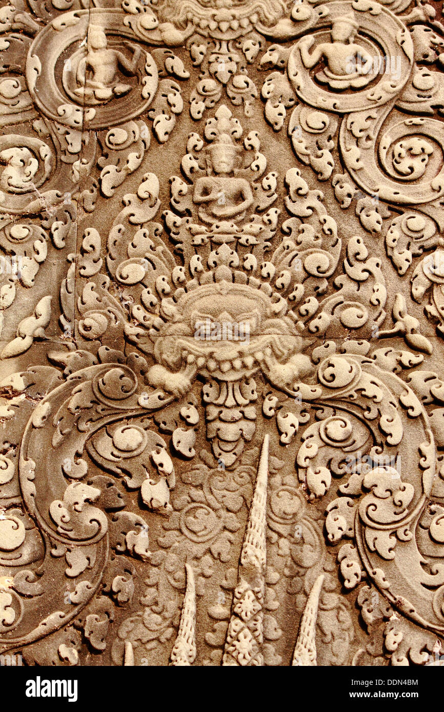 Es gibt eine Menge von Relief an der Wand des Gebäudes am Banteay srei Stockfoto