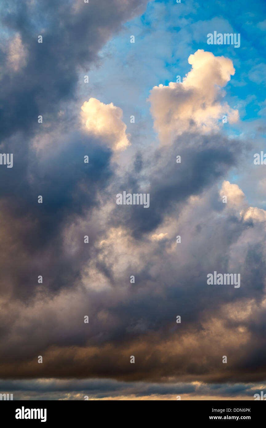 Dramatische Morgenhimmel mit dunklen Regenwolken Stockfoto