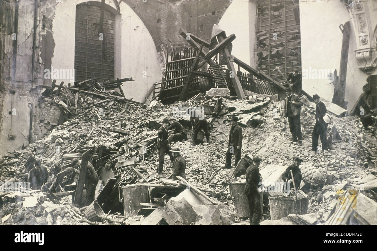 Luftangriff Schäden an der Kirche von St Mildred, Bread Street, City of London, c1941. Künstler: Anon Stockfoto