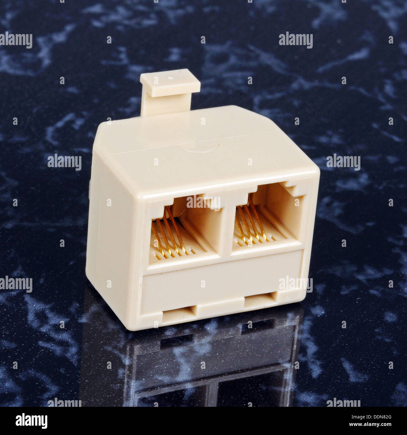 Zwei weise Phone Adapter für Telefon Kabel. Stockfoto