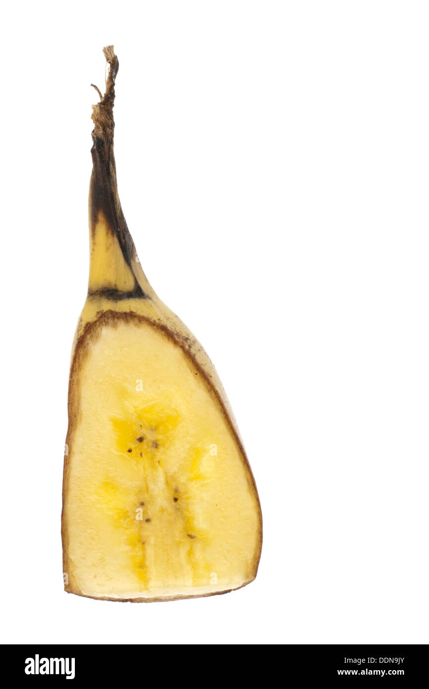 Ein Stück Banane durchschneiden die Länge mit ihnen und isoliert in weiß Stockfoto