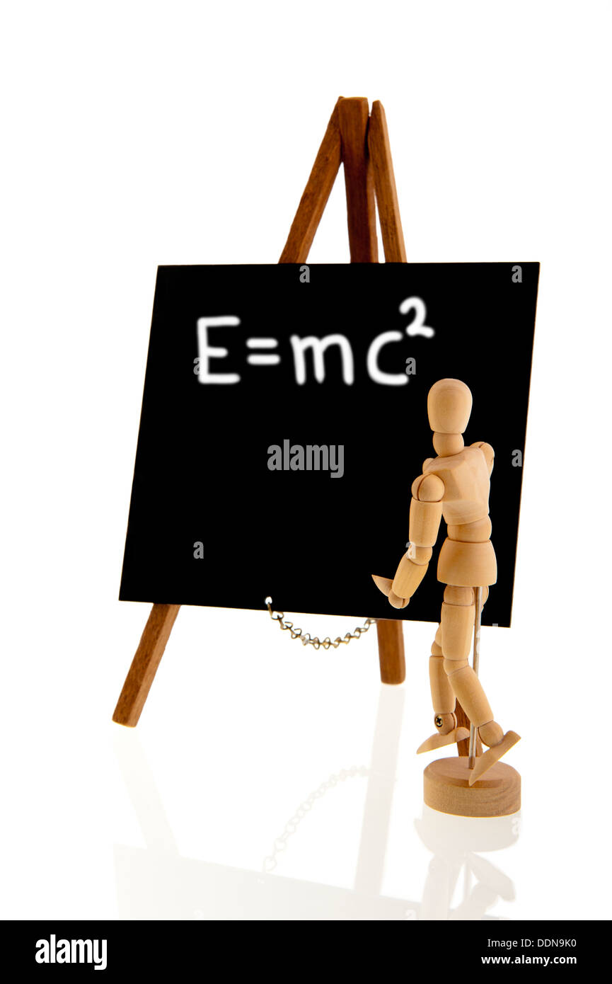 Hölzerne Lehrer stehen vor einer Tafel auf einem Stativ Staffelei vor einem weißen Hintergrund isoliert Stockfoto