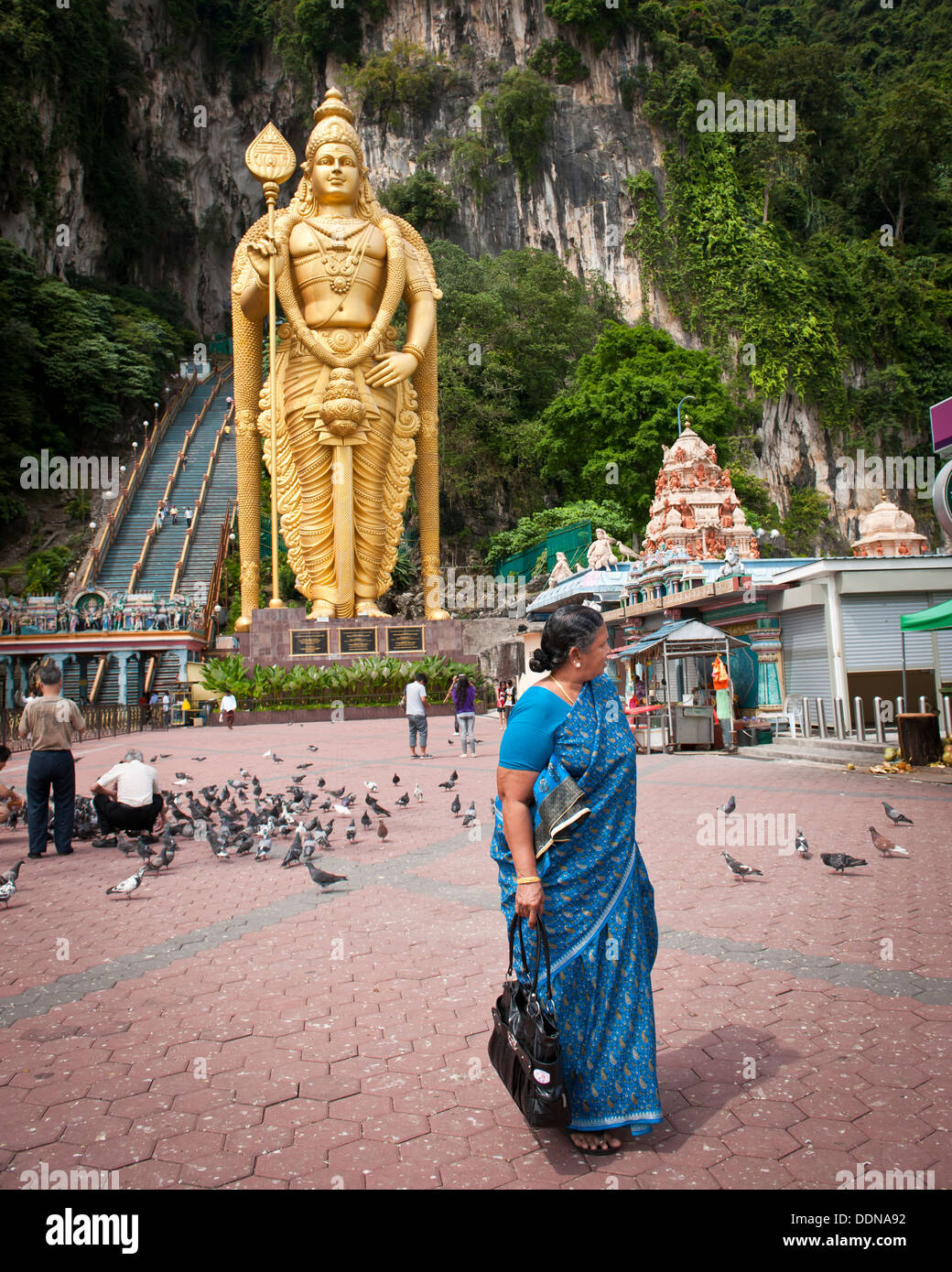 Eine indische Frau bei der Statue der Hindu Gottheit Murugan Stockfoto