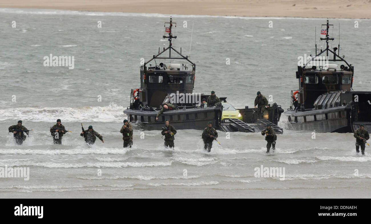 Top Gear-Moderatorin Jeremy Clarkson legt ein Ford Fiesta Auto Nieren mit Navy Marines auf Instow Strand, Devon, UK Stockfoto