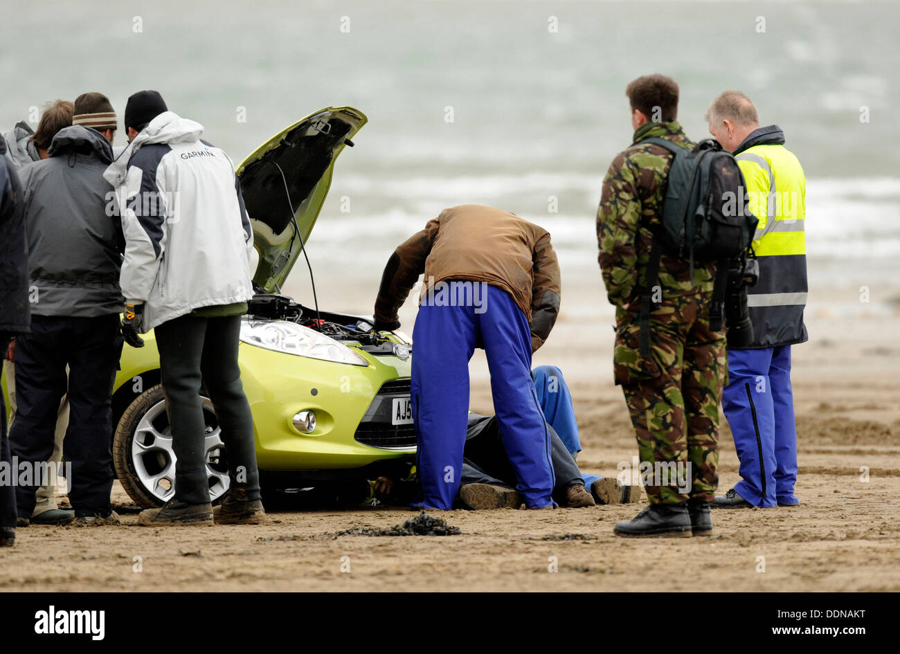 Top Gear-Moderatorin Jeremy Clarkson legt ein Ford Fiesta Auto Nieren mit Navy Marines auf Instow Strand, Devon, UK Stockfoto