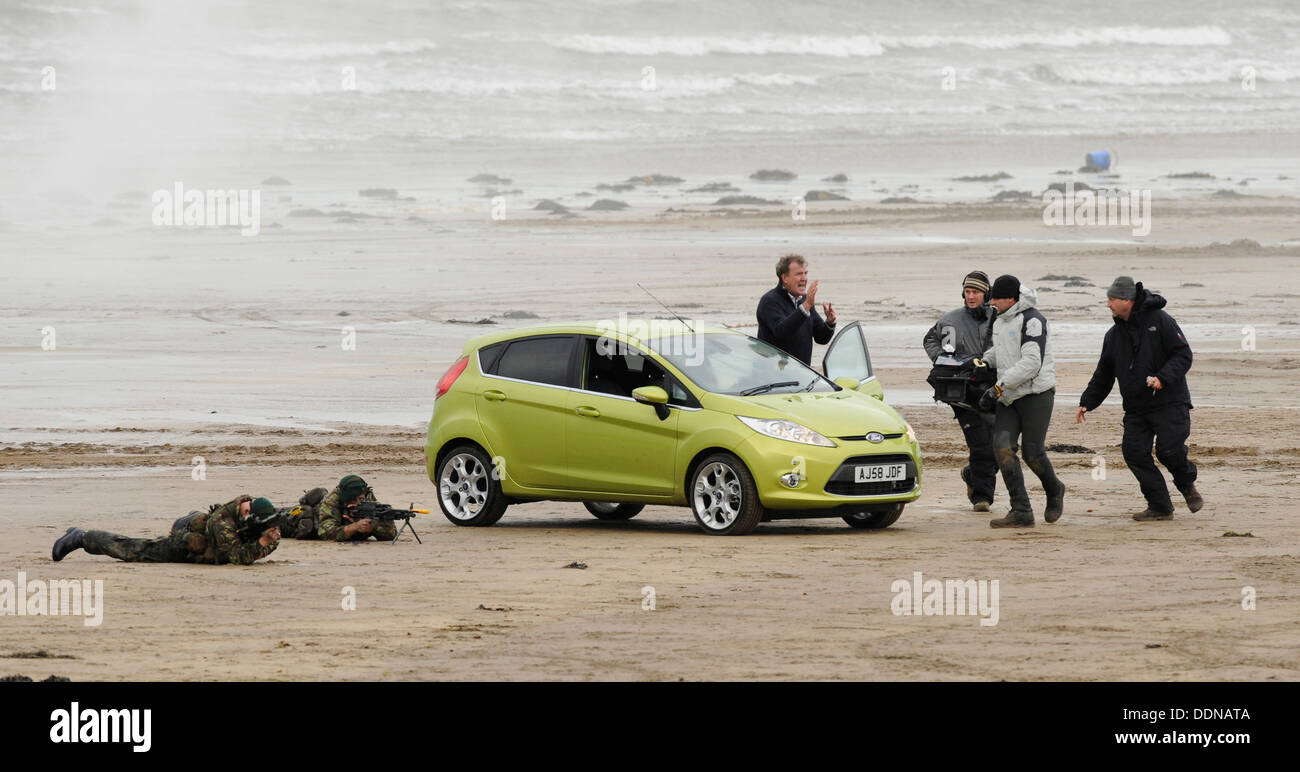 Top Gear-Moderatorin Jeremy Clarkson legt ein Ford Fiesta Auto Nieren mit Navy Marines auf Instow Strand, Devon, UK Stockfoto