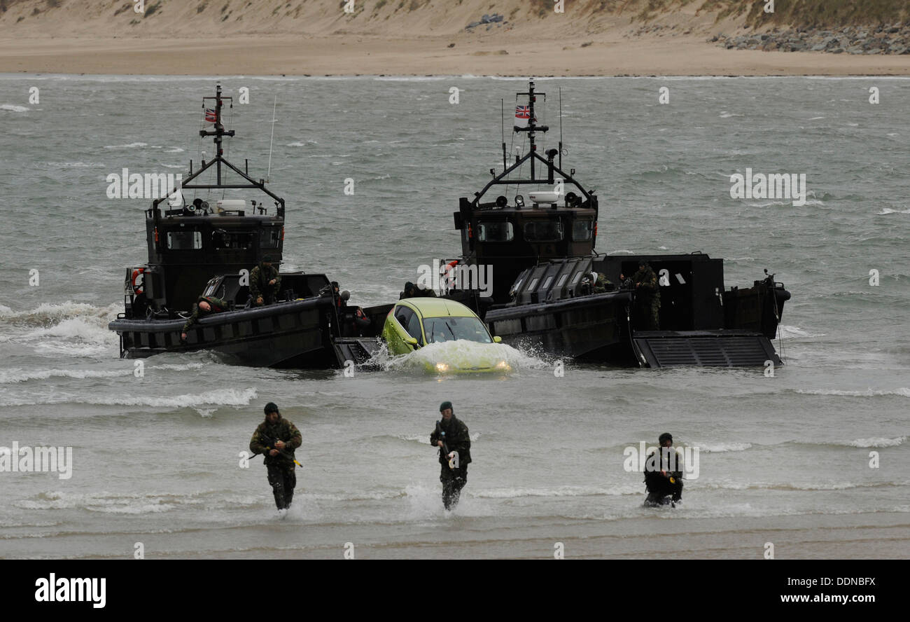 Top Gear-Moderatorin Jeremy Clarkson legt ein Ford Fiesta Auto Nieren mit Navy Marines auf Instow Strand, Devon, UK Stockfoto