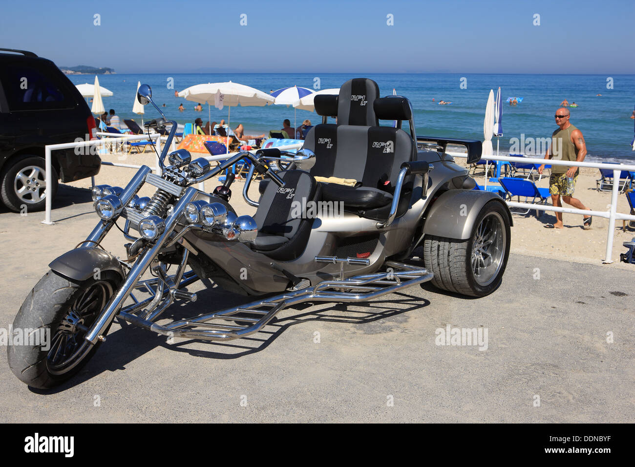 Trike Rewaco RF1 LT geparkt am Strand von Acharavi in Korfu Griechenland Stockfoto