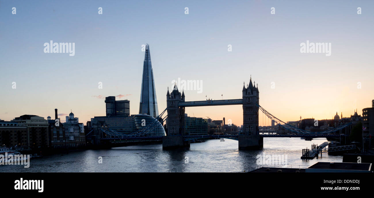 Die Tower Bridge und The Shard bei Dämmerung, London, England, UK Stockfoto