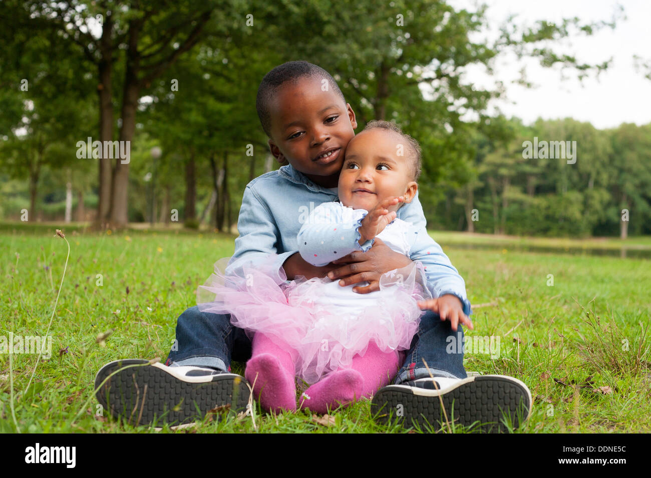 Glückliche kleine Kinder haben einen schönen Tag im park Stockfoto