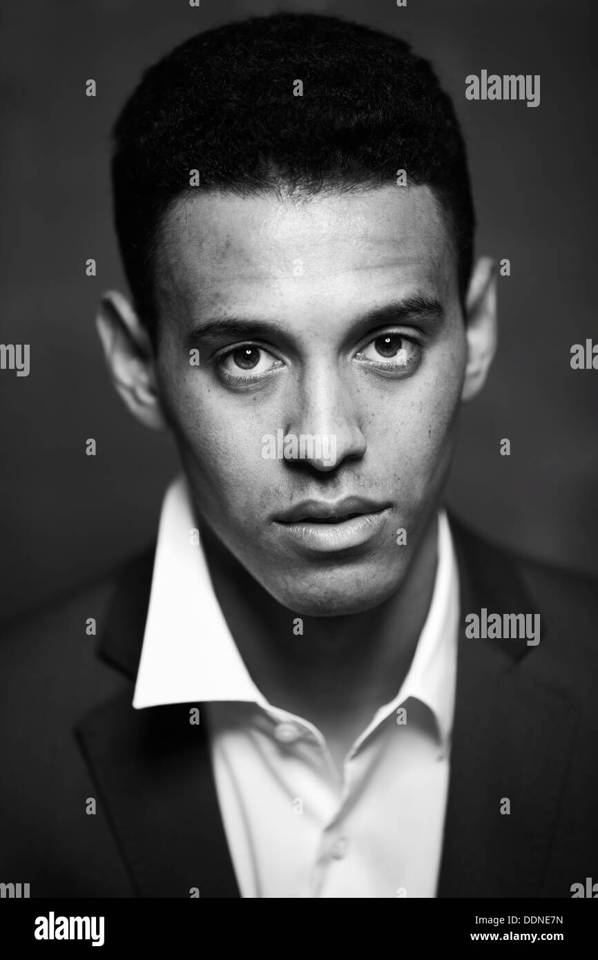 Schwarz / weiß Bild ruhig Geschäftsmannes Blick in die Kamera Stockfoto