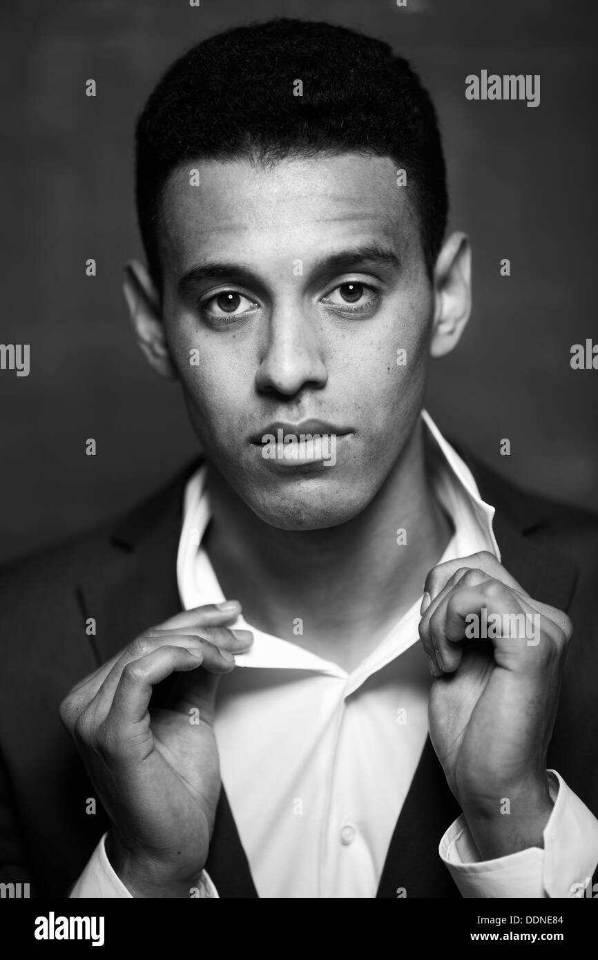 Schwarz / weiß Bild des eleganten Mannes Blick in die Kamera Stockfoto