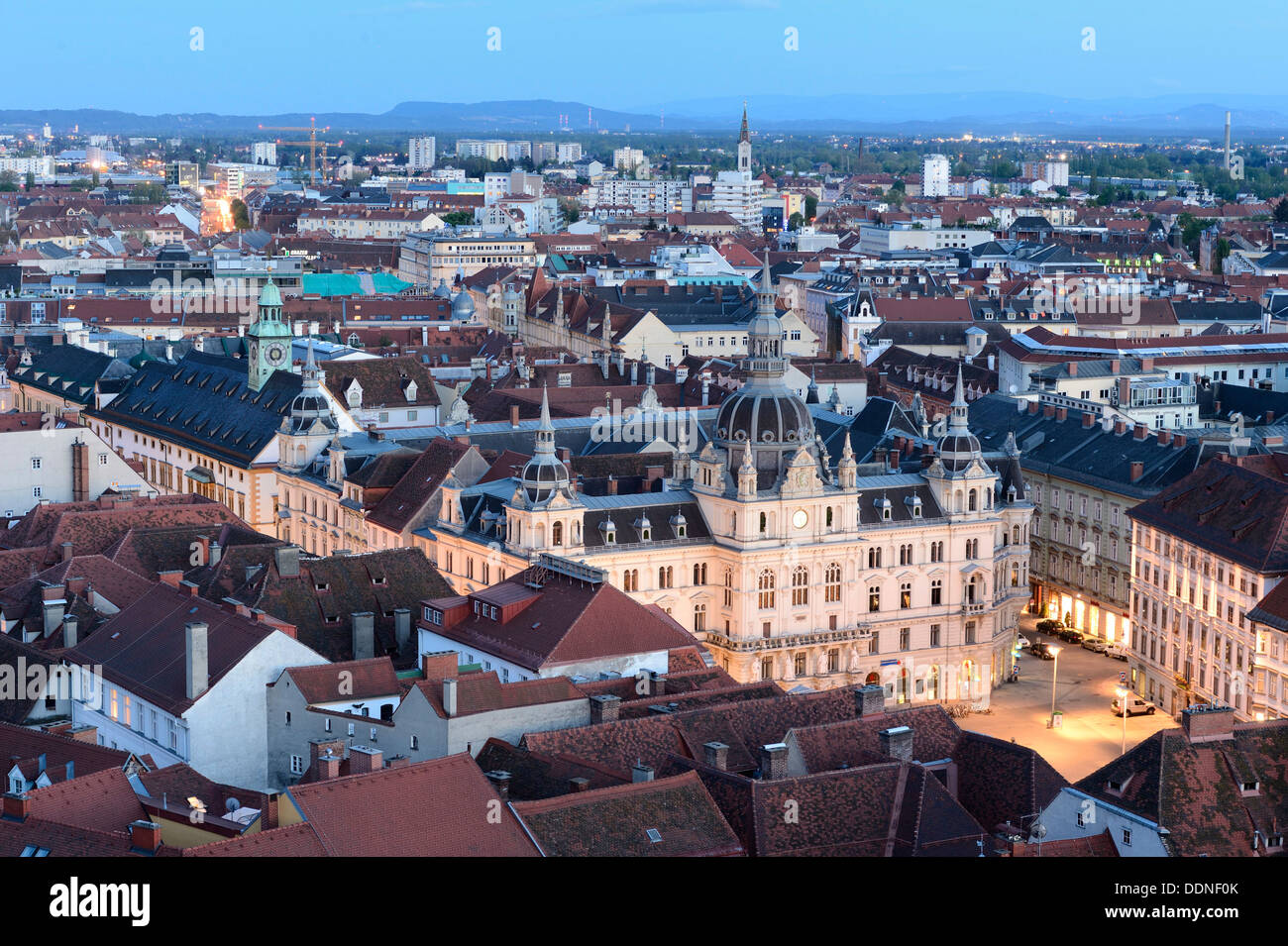 Stadtlandschaft von Graz zur blauen Stunde, Steiermark, Österreich Stockfoto