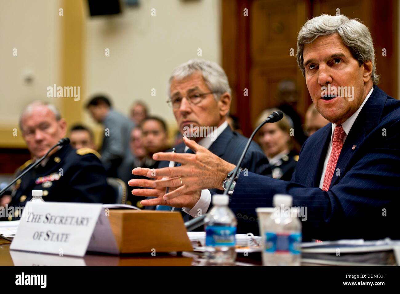 US-Außenminister John Kerry während einer Anhörung auf Syrien vor dem House Foreign Affairs Committee 4. September 2013 in Washington DC. In der mündlichen Verhandlung diskutiert Kerry, Hagel und Vorsitzender der Joint Chiefs General Martin Dempsey mögliche militärische Intervention in Reaktion auf den Einsatz chemischer Waffen durch Syrien auf ihr eigenes Volk. Stockfoto