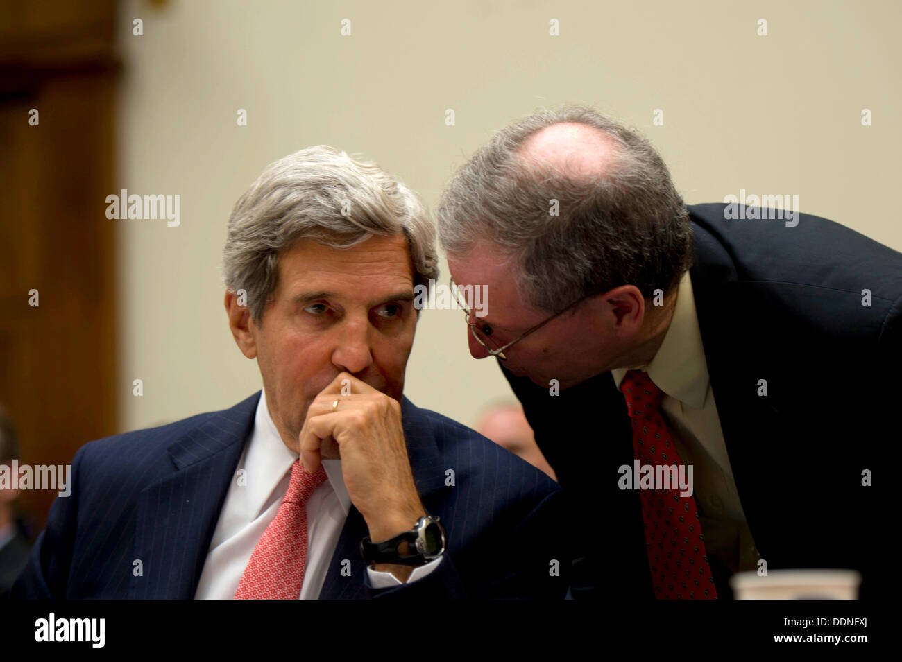 US-Außenminister John Kerry während einer Anhörung auf Syrien vor dem House Foreign Affairs Committee 4. September 2013 in Washington DC mit US-Botschafter in Syrien Robert Stephen Ford spricht. In der mündlichen Verhandlung diskutiert Kerry, Hagel und Vorsitzender der Joint Chiefs General Martin Dempsey mögliche militärische Intervention in Reaktion auf den Einsatz chemischer Waffen durch Syrien auf ihr eigenes Volk. Stockfoto