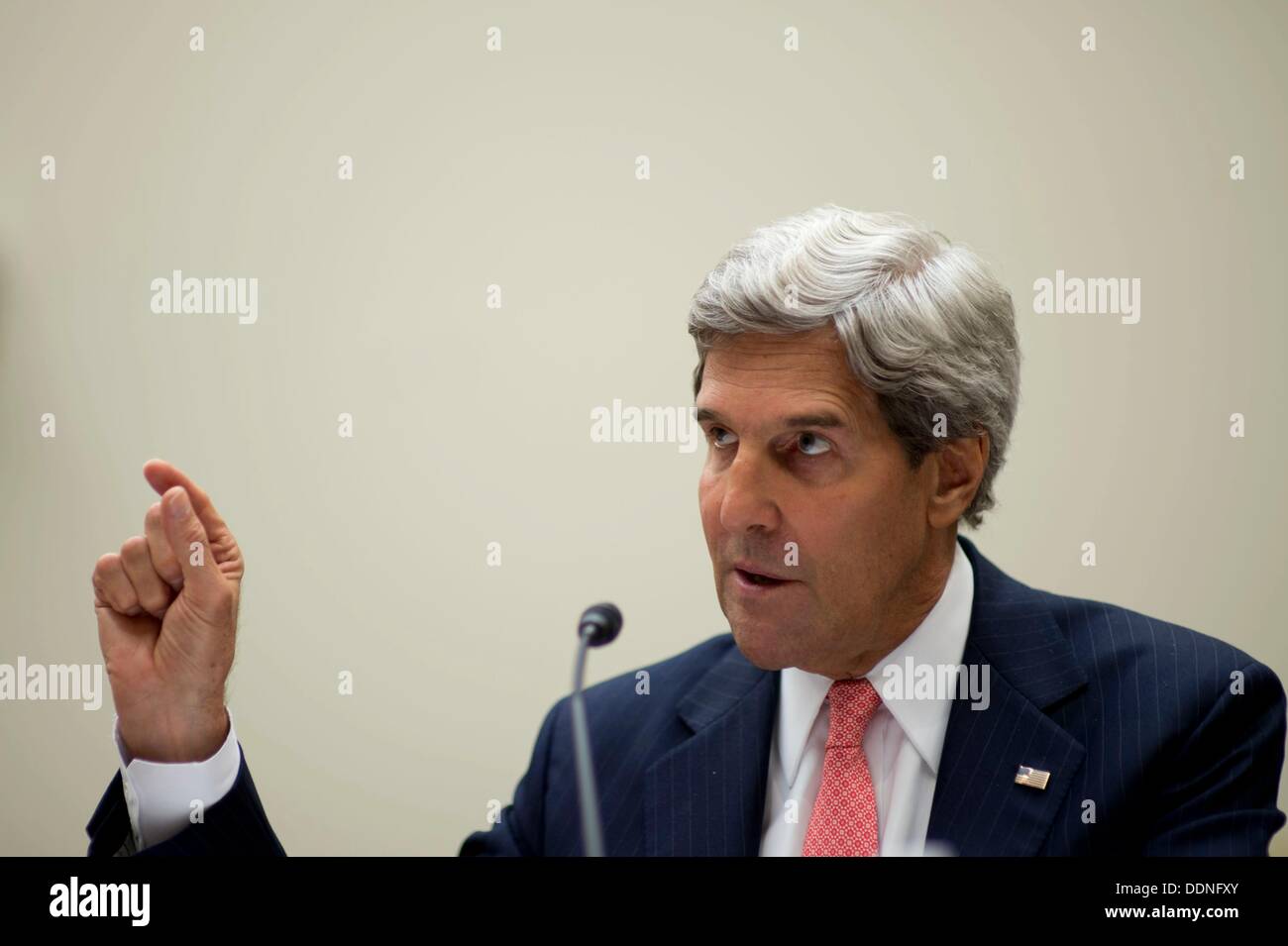 US-Außenminister John Kerry während einer Anhörung auf Syrien vor dem House Foreign Affairs Committee 4. September 2013 in Washington DC. In der mündlichen Verhandlung diskutiert Kerry, Hagel und Vorsitzender der Joint Chiefs General Martin Dempsey mögliche militärische Intervention in Reaktion auf den Einsatz chemischer Waffen durch Syrien auf ihr eigenes Volk. Stockfoto