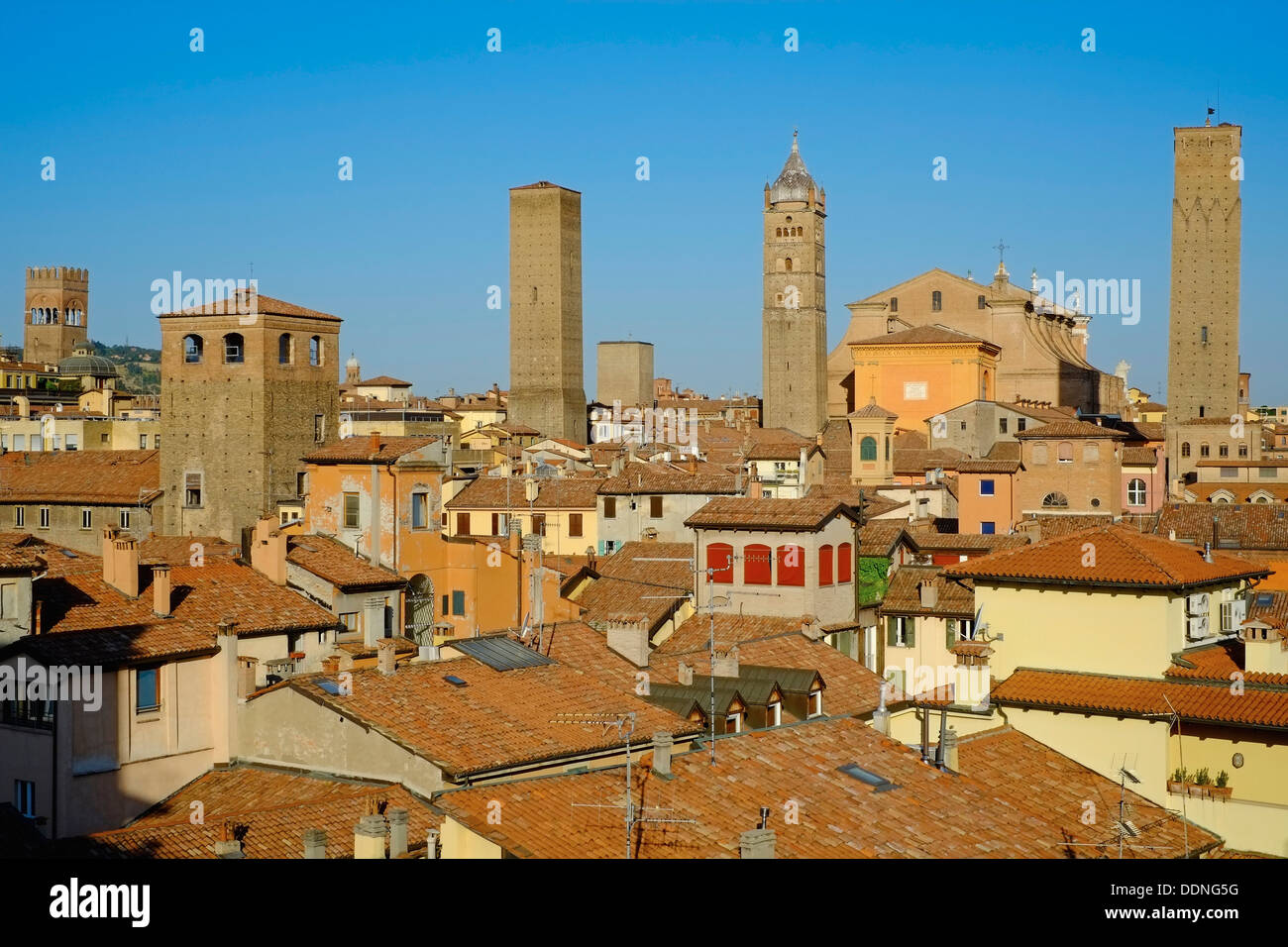 Italien, Emilia-Romagna, Bologna, Stadtbild auf die Türme der Stadt Stockfoto