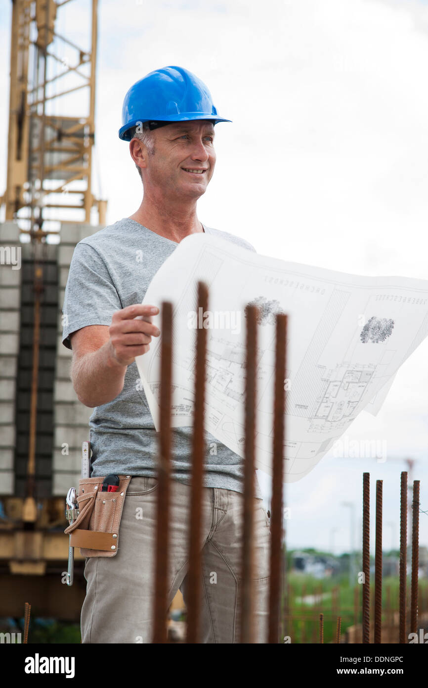 Generator mit Blaupause auf Baustelle Stockfoto