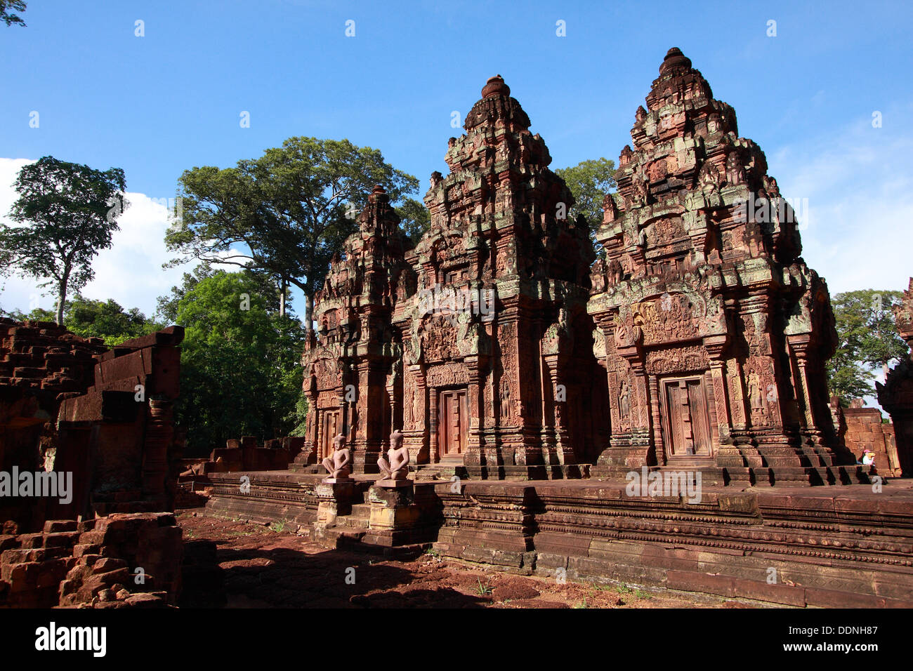 Es gibt eine Menge von Relief an der Wand des Gebäudes am Banteay srei Stockfoto