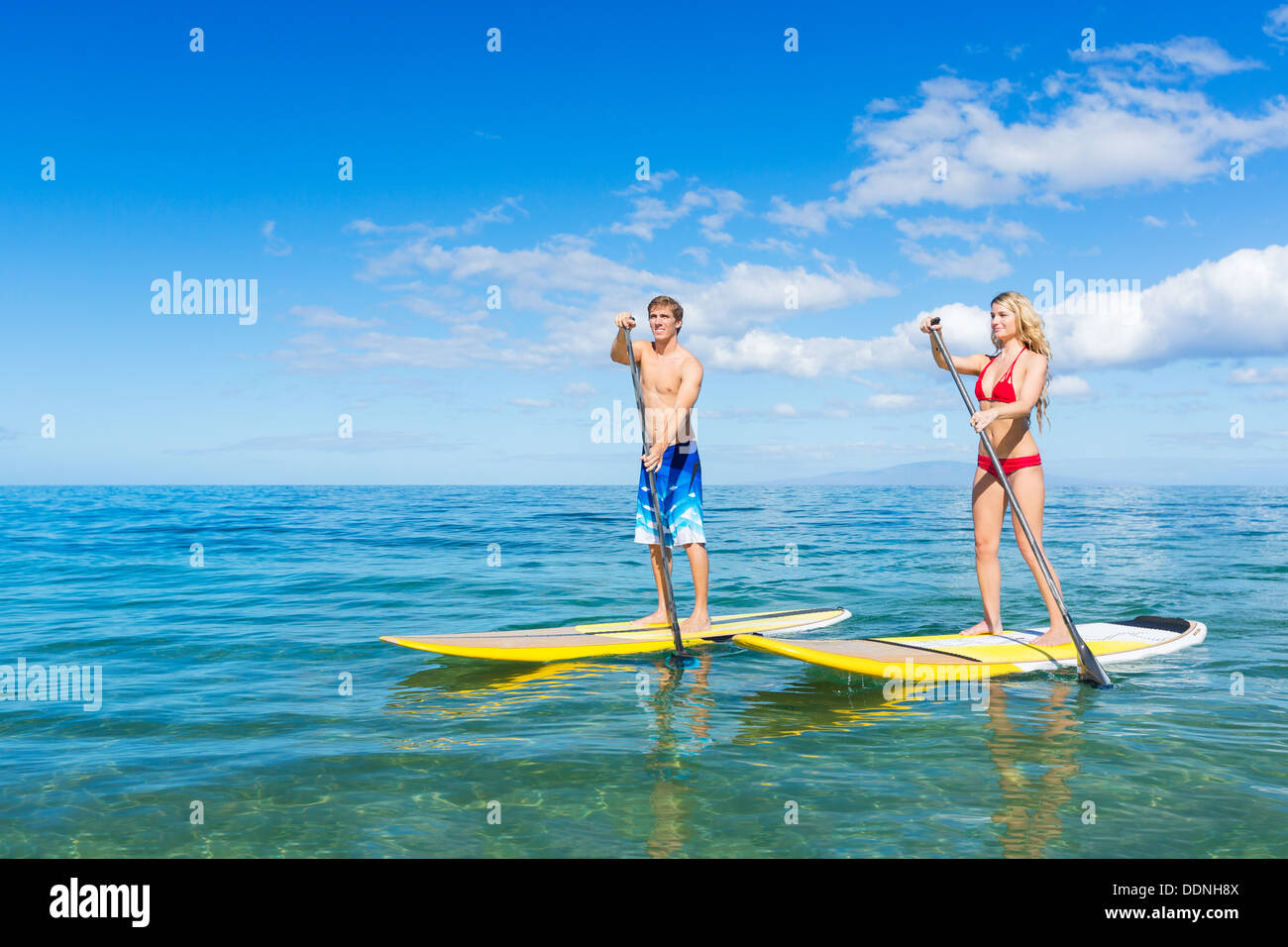 Attraktives Paar Stand Up Paddeln in Hawaii Stockfoto