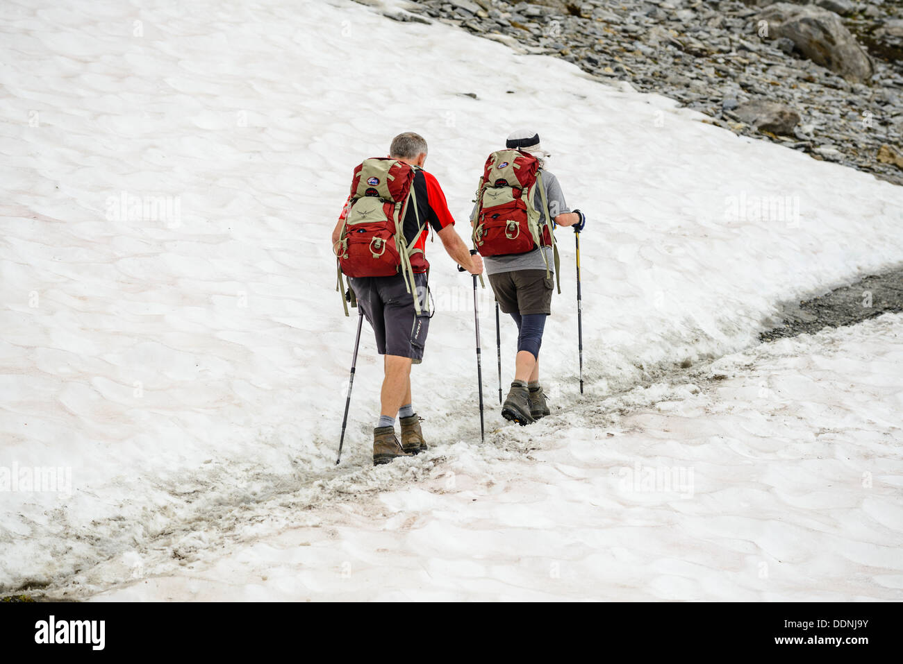 Wanderer auf dem Eiger-Trail in der Nähe von Grindelwald Schweiz. Der Weg verläuft direkt unter der Eiger-Nordwand Stockfoto