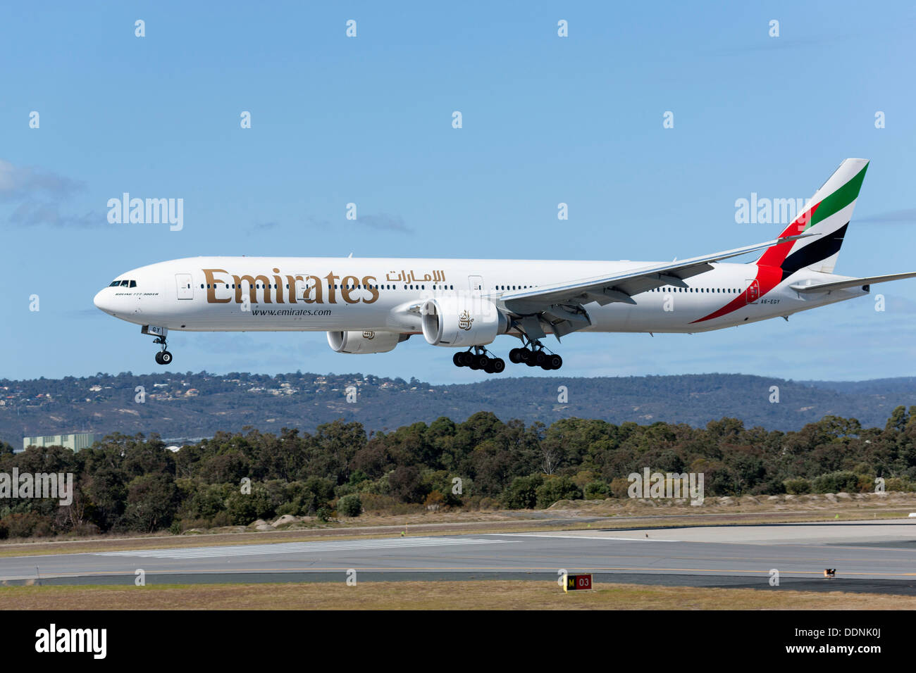 Emirates Boeing 777-300 Flugzeug landet auf dem Flughafen von Perth, Westaustralien Stockfoto