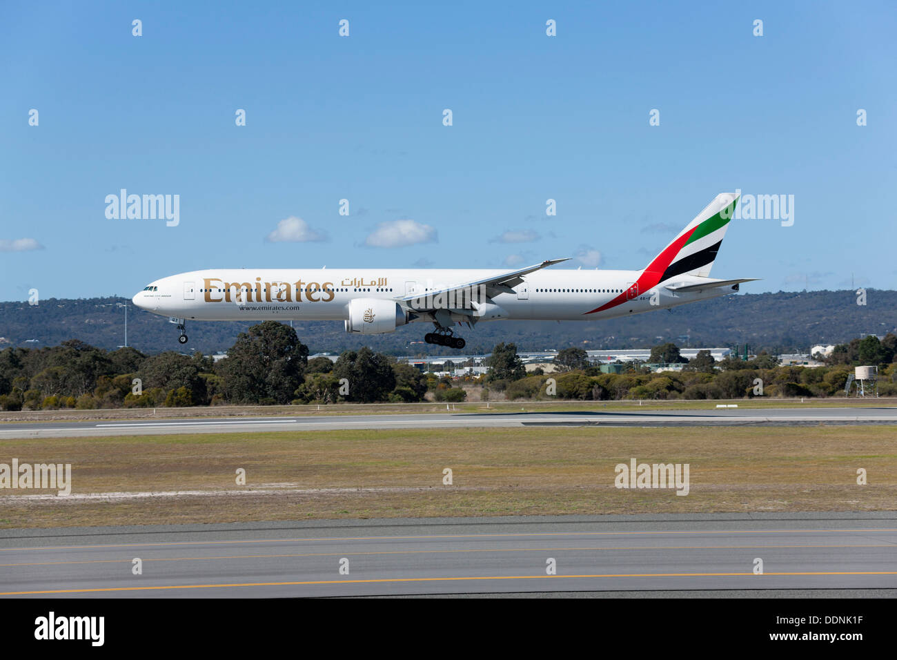 Emirates Boeing 777-300 Flugzeug landet auf dem Flughafen von Perth, Westaustralien Stockfoto
