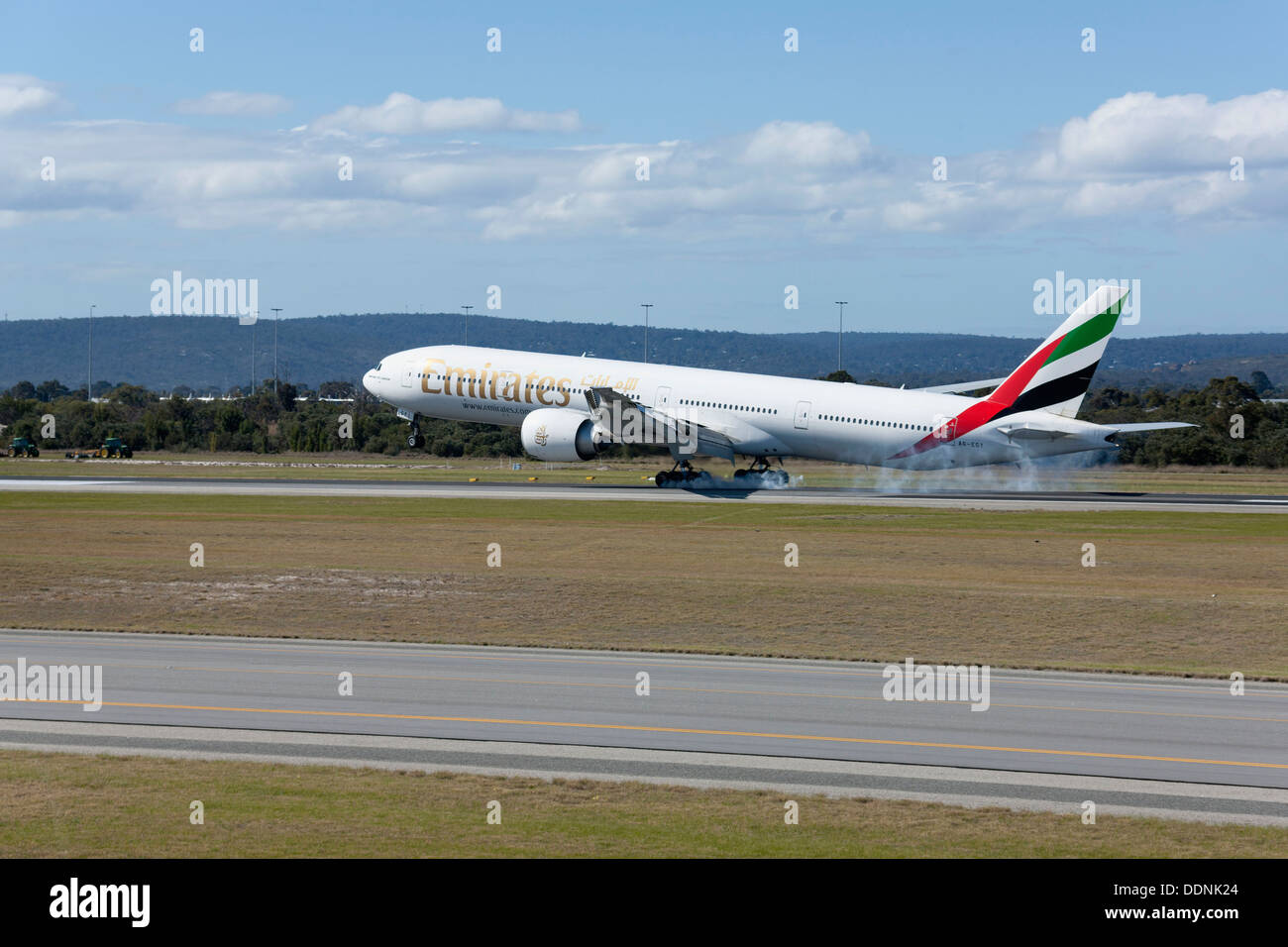 Emirates Boeing 777-300 Flugzeug landet auf dem Flughafen von Perth, Westaustralien Stockfoto