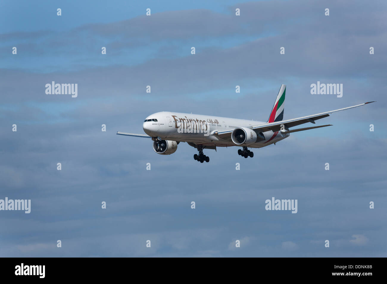 Emirates Boeing 777-300 Flugzeuge bei der Landung Ansatz Stockfoto