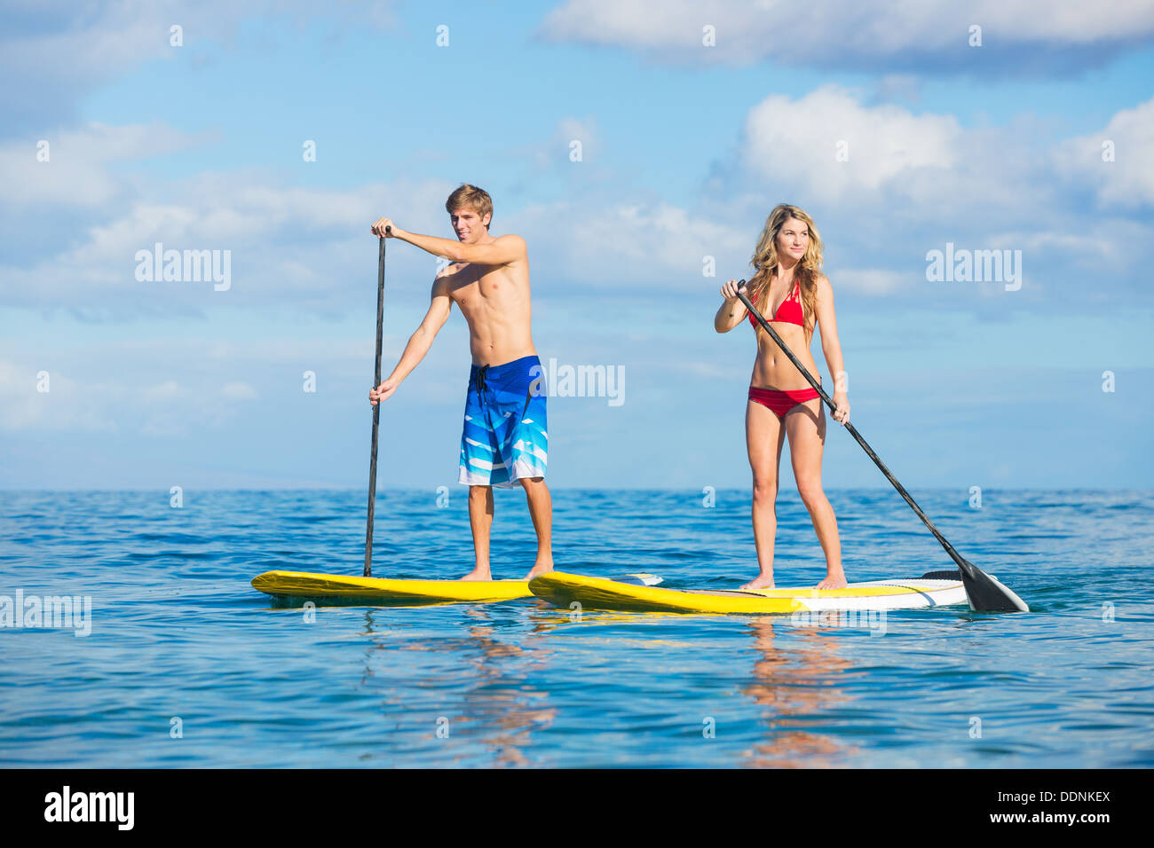 Attraktives Paar Stand Up Paddeln in Hawaii Stockfoto