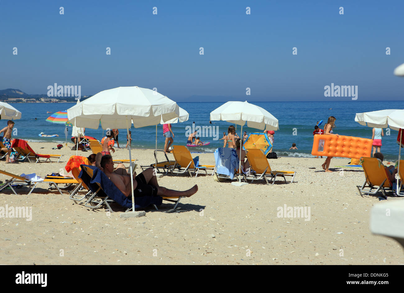 Sonnenanbeter am Strand von Acharavi auf den Norden von Korfu, einer der griechischen Inseln Stockfoto