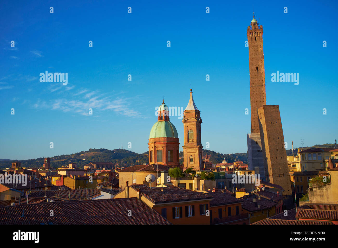 Italien, Emilia-Romagna, Bologna, Türme Torre Degli Asinelli und Torre Garisenda Stockfoto