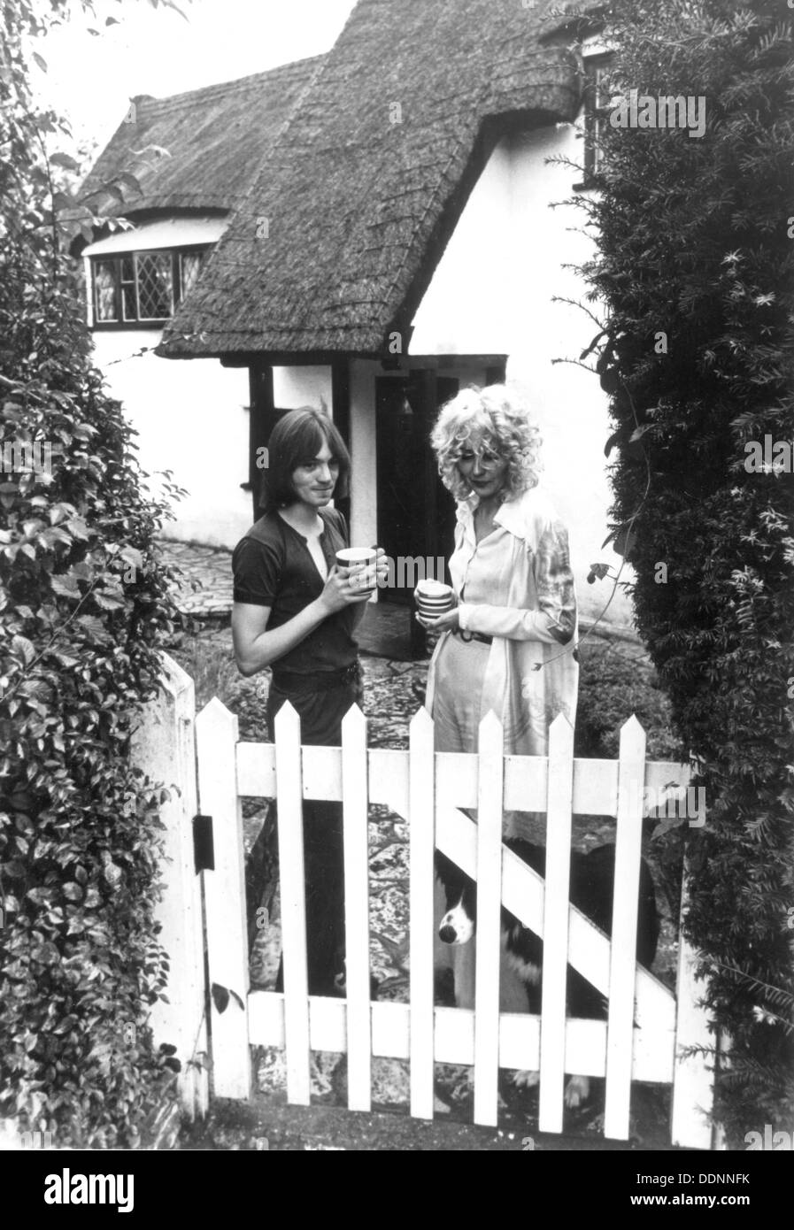 SMALL FACES Steve Marriott mit Frau Jenny Ryland an Bee Hive Cottage, Arkesden, Essex, Haus im Jahr 1968. Foto Tony Gale Stockfoto