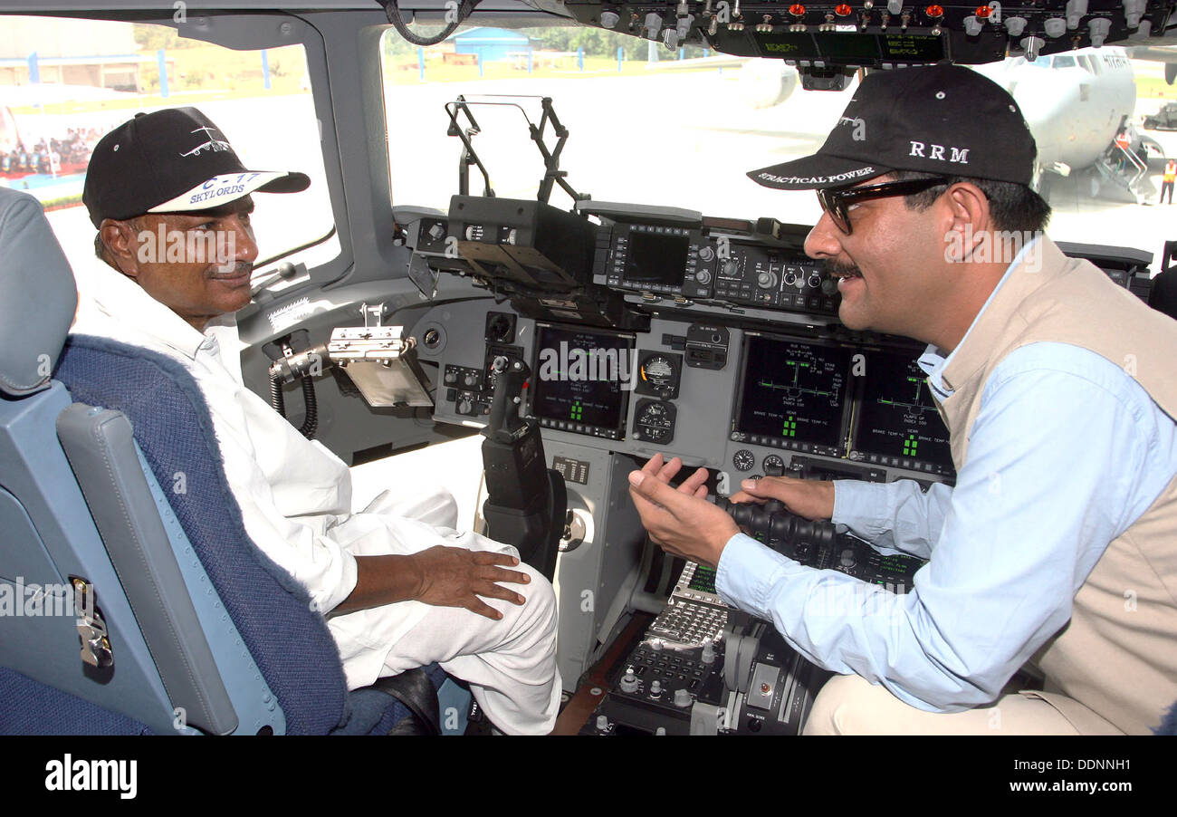 Indische Verteidigungsminister A. K. Antony und Staatssekretär für Verteidigung Jitendra Singh sitzen im Cockpit der c-17 Globemaster III militärisches Transportflugzeug während der Induktion Zeremonie am Air Force Station Hindan 2. September 2013 in Ghaziabad, Indien. Stockfoto