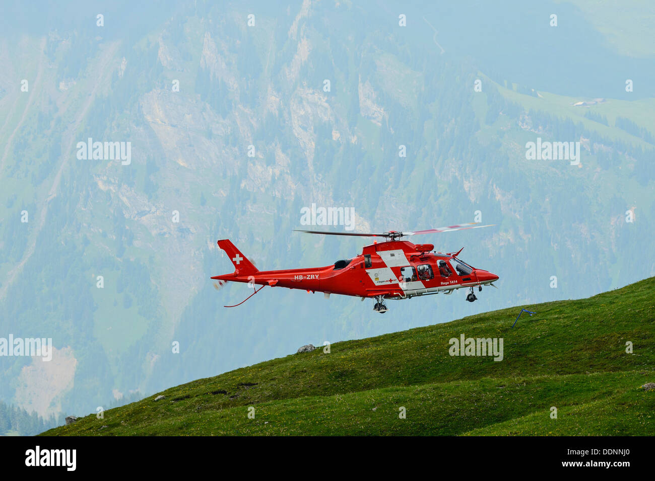 AgustaWestland Da Vinci Helikopter der Schweizerischen Rettungsflugwacht REGA in Aktion in der Nähe von Grindelwald Stockfoto