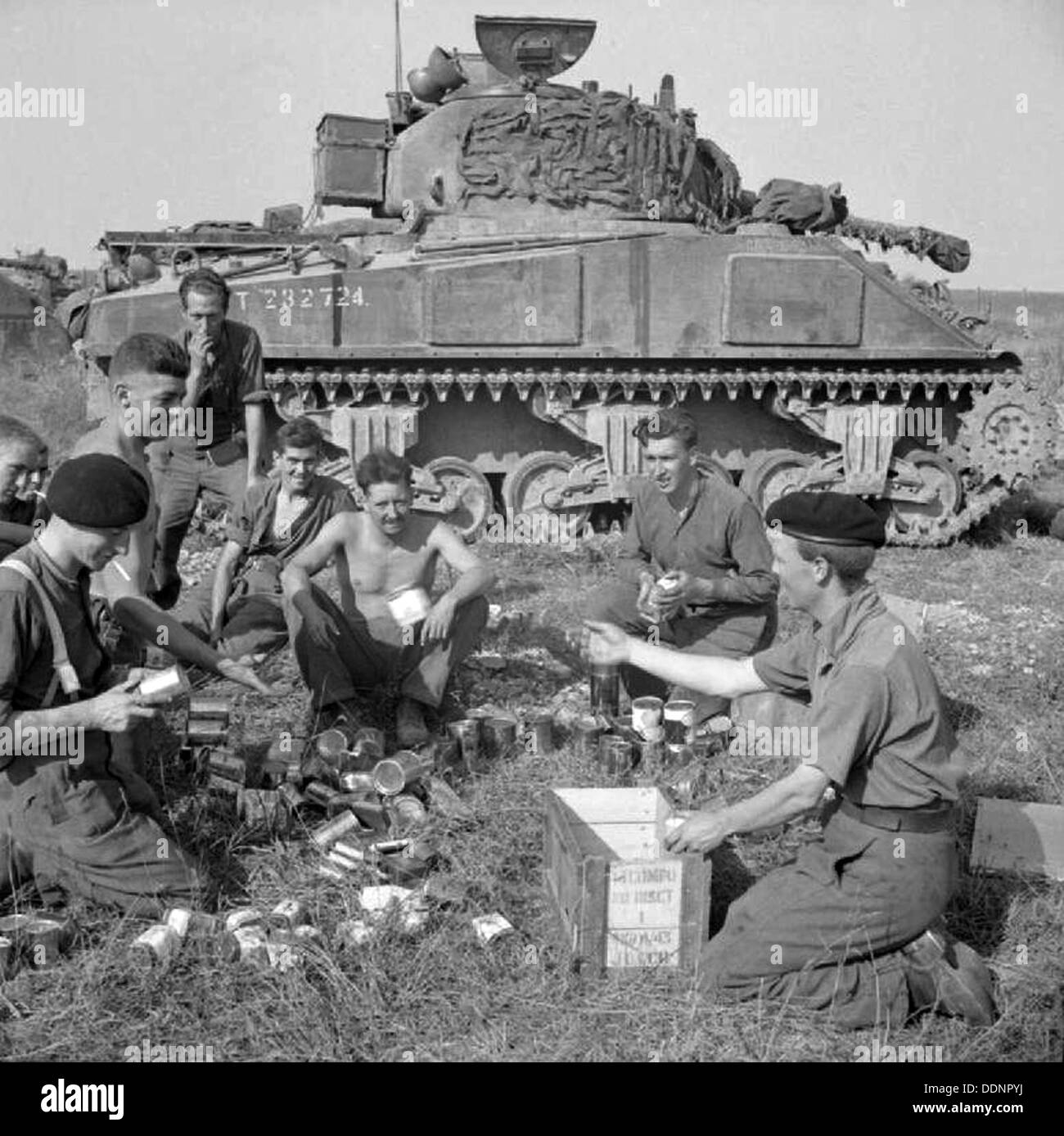 SHERMAN Panzer-Besatzung des 1. Northamptonshire Yeomanry genießen Sie ihre Mahlzeit am 7. August 1944 vor Beginn der Operation totalisieren Stockfoto