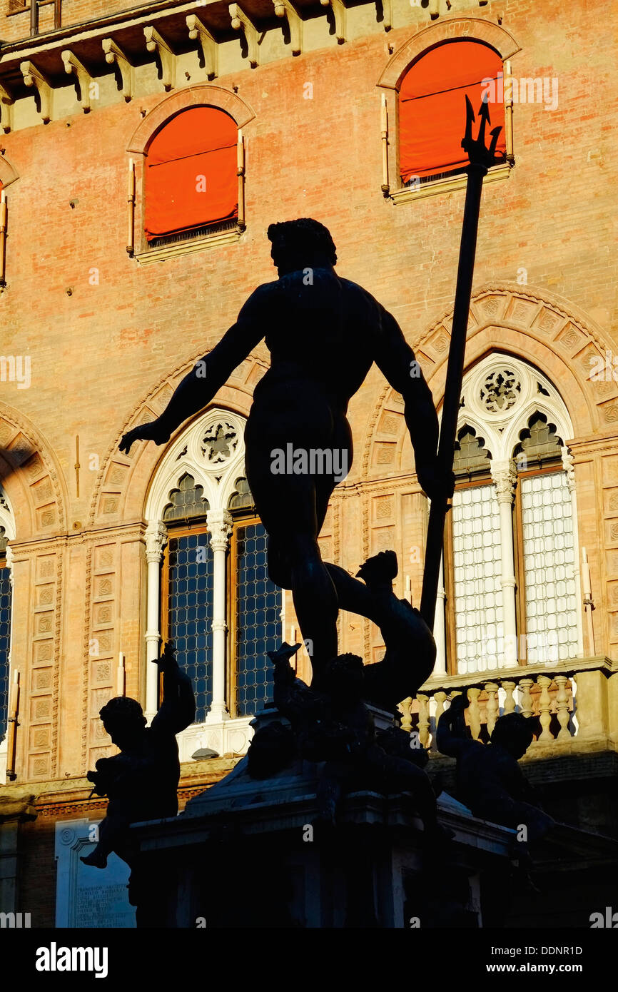 Italien, Emilia-Romagna, Bologna, Ansicht der Piazza Maggiore, Fontana del Nettuno Stockfoto