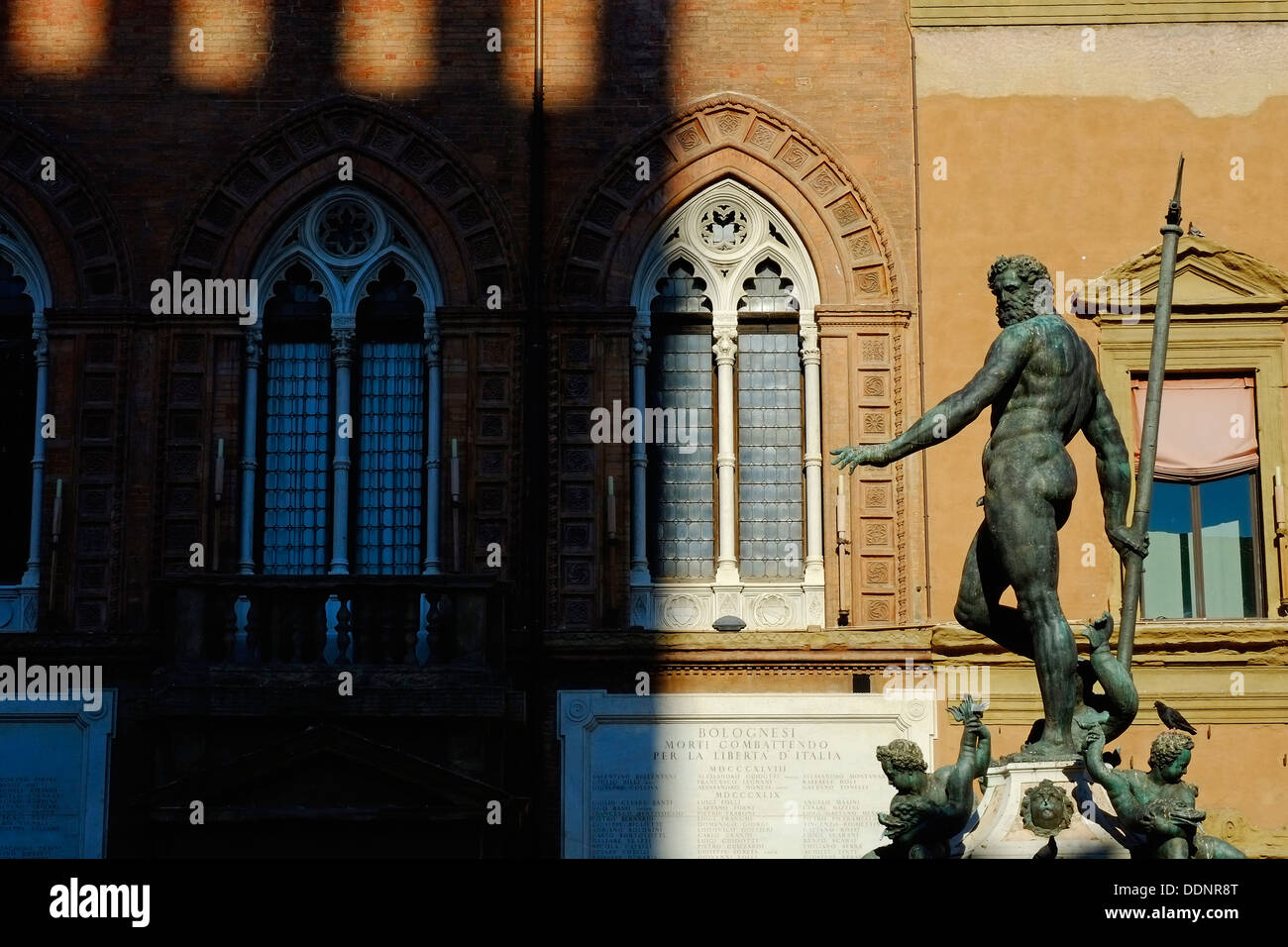 Italien, Emilia-Romagna, Bologna, Ansicht der Piazza Maggiore, Fontana del Nettuno Stockfoto