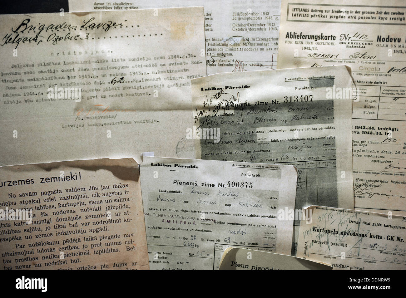 Lettland. Besetzung (1941-1944). Dokumente für die Lieferung von landwirtschaftlichen Steuern Buchhaltung und Warnungen für Nichtlieferung. Stockfoto