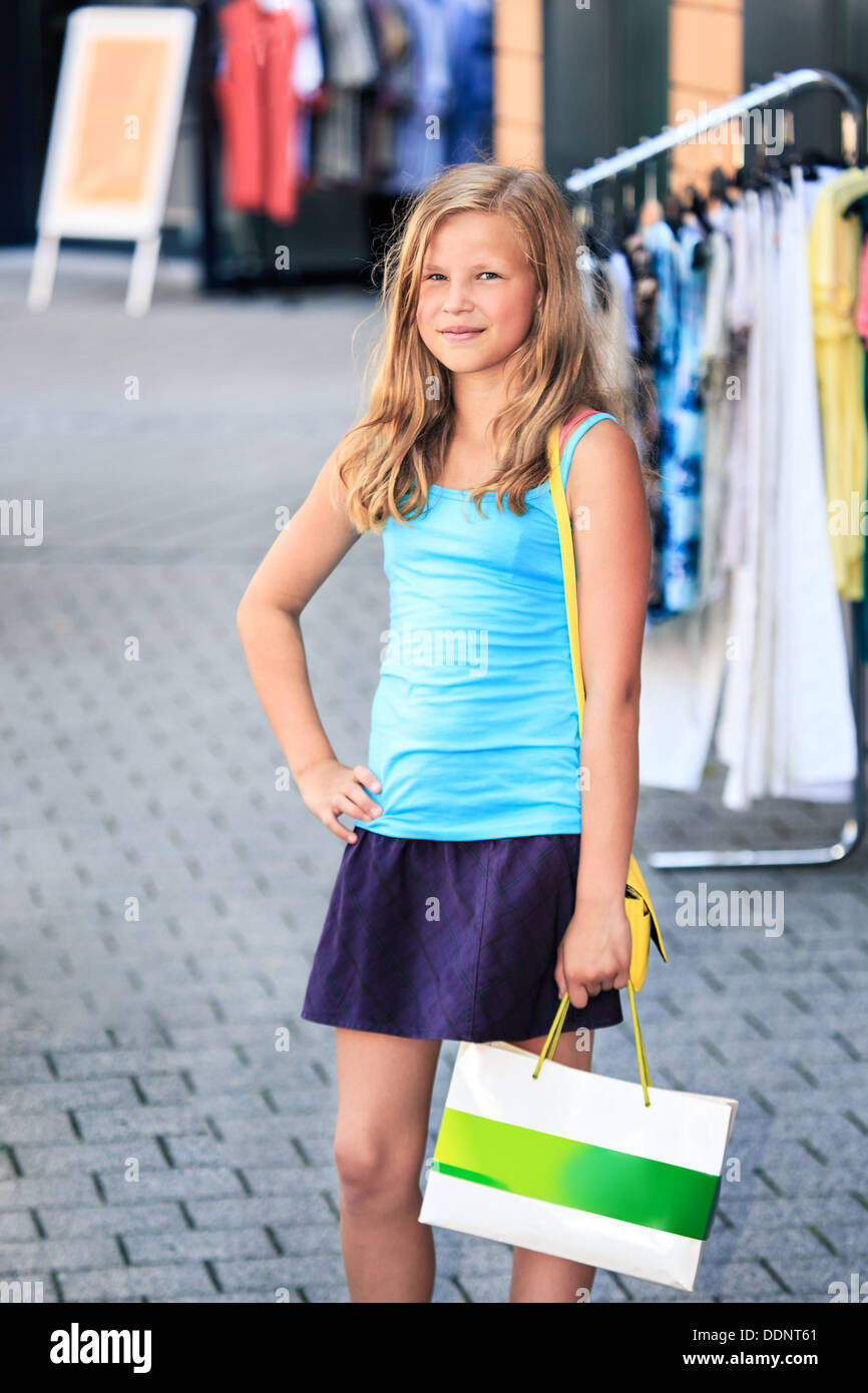 Teenager-Mädchen in einer europäischen Stadt einkaufen Stockfoto