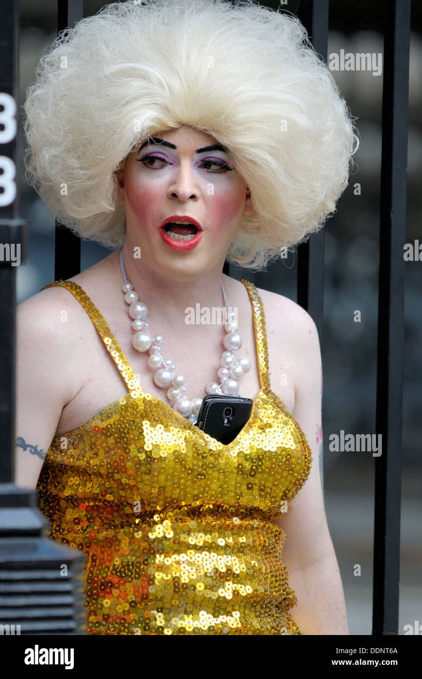 Transvestit gekleidet in gold Pailletten mit blonder Perücke, bei einer Demonstration in Whitehall gegen Russlands Anti-Homosexuell Gesetze, 2013 Stockfoto
