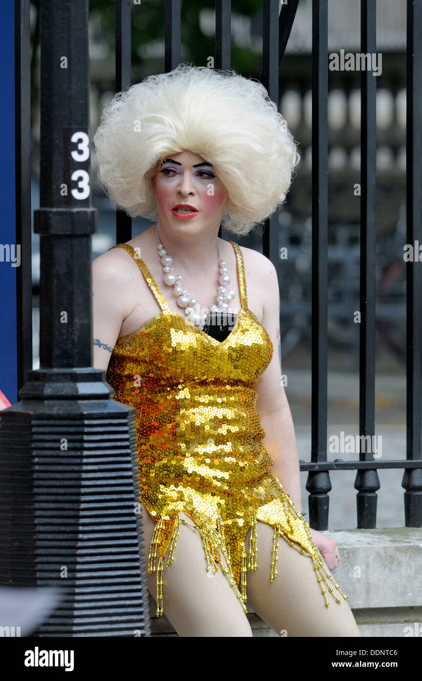 Transvestit gekleidet in gold Pailletten mit blonder Perücke bei einer Demonstration in Whitehall gegen Russlands Anti-Homosexuell Gesetze, 2013 Stockfoto