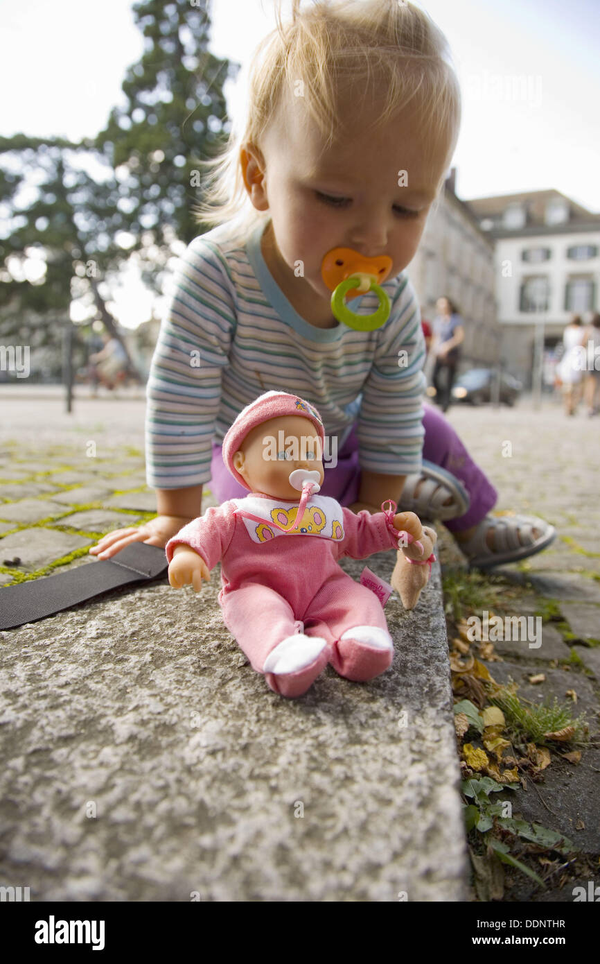 Baby Girl Playing Street Stockfotos und -bilder Kaufen - Alamy