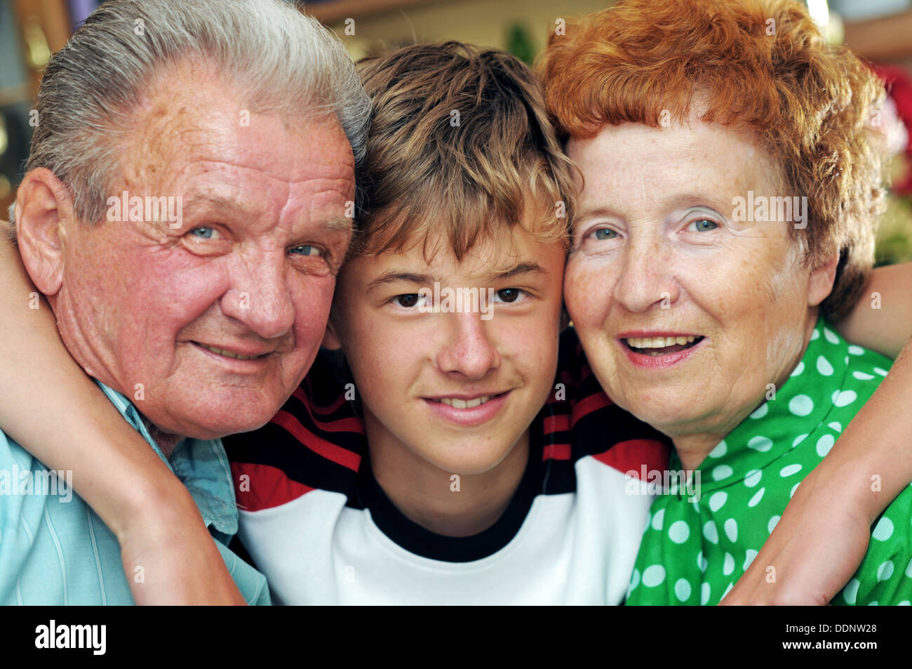 Großeltern mit Enkel Porträt Stockfoto